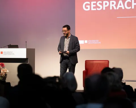 News_Campus-Gespraeche_Nils-Kumkar_Universitaet-Liechtenstein