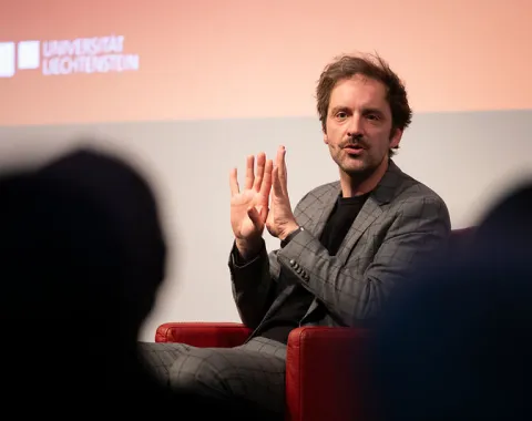 News_Campus-Gespraeche_Nils-Kumkar_Universitaet-Liechtenstein