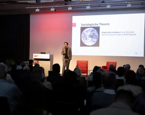 News_Campus-Gespraeche_Nils-Kumkar_Universitaet-Liechtenstein