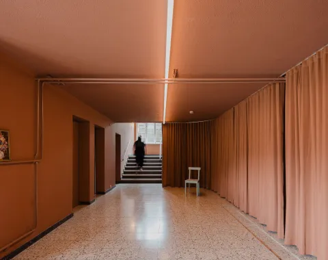 Ein rosafarbener Gang mit Vorhängen