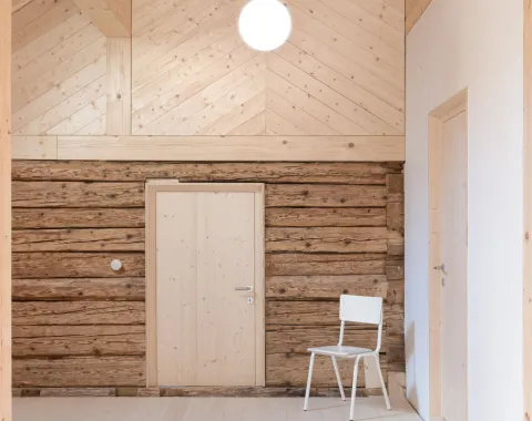 Ein umgebauter Raum aus altem und neuen Holz 