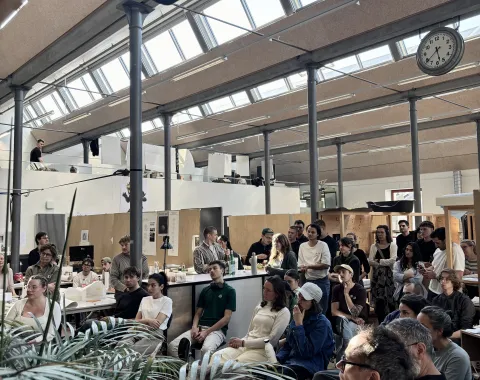 Ein Vortragspublikum in einem grossen Saal 