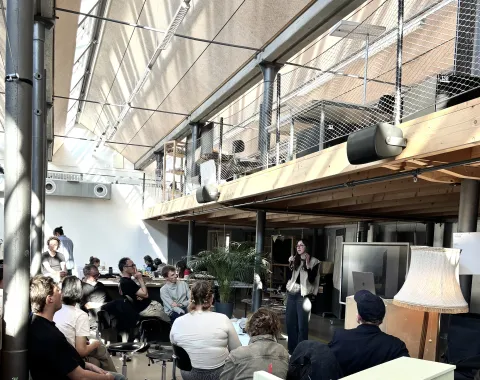 Eine Vortragssituation mit Publikum