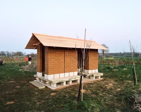 Ein kleines Gebäude aus Lehm und Holz 