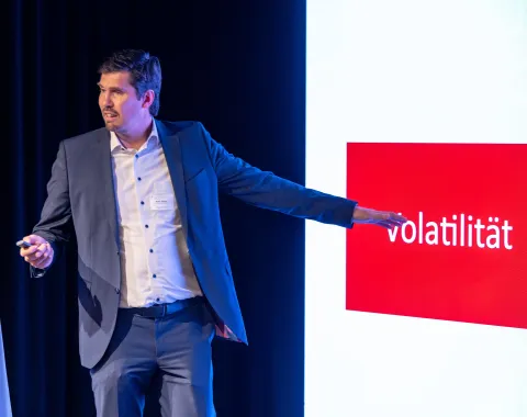 Referent präsentiert zum Thema Volatilität beim Finance Forum 2026