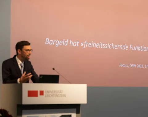 Dozent hält seine Antrittsvorlesung an der Universität Liechtenstein