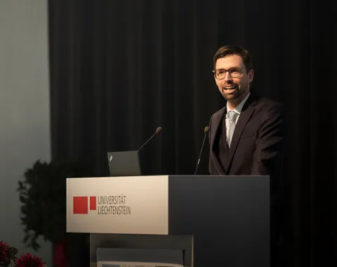 Dozent spricht bei einer Antrittsvorlesung an der Universität Liechtenstein