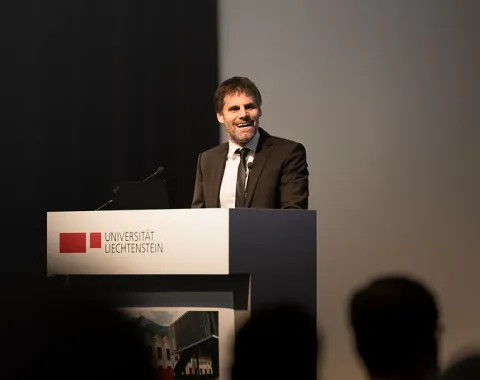 Dozent spricht bei einer Antrittsvorlesung an der Universität Liechtenstein