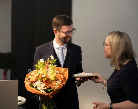Blumenübergabe nach einer Antrittsvorlesung an der Universität Liechtenstein
