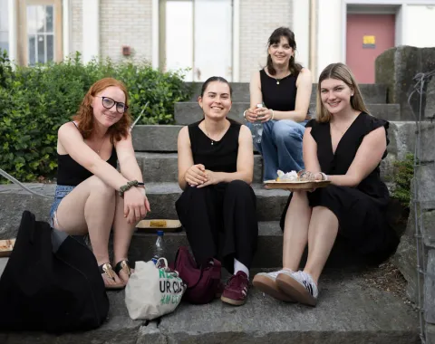 Sommerfest 2026 - Studierende auf der Aussentreppe