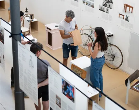 Draufsicht auf eine Ausstellung mit aufgehängten Plakaten 
