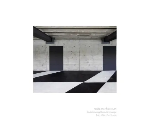 Schwarz-weisser Boden mit Betonwand