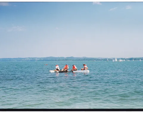 Ein selbstgebautes Boot in einem See. 