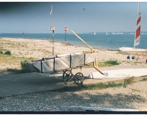 Ein Boot auf Rollen neben einem See