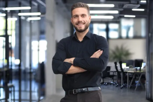 Mann im Finanzbereich in modernem Bürogebäude