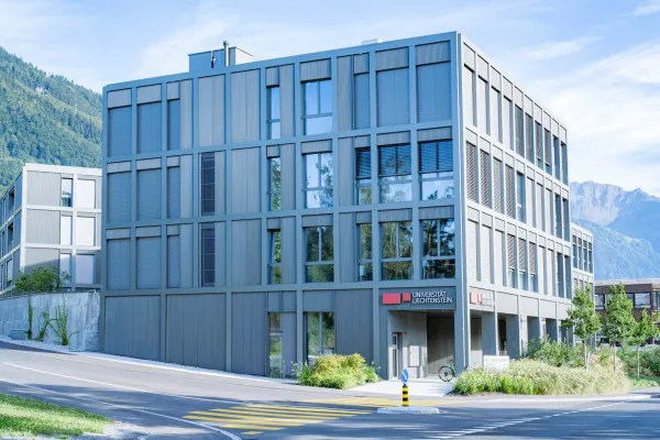 Außenansicht des modernen Ebaholz-Gebäudes der Universität Liechtenstein in Vaduz.