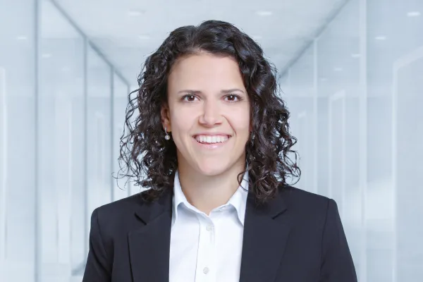 Professionelles Porträt einer Alumna der Universität Liechtenstein in Businesskleidung