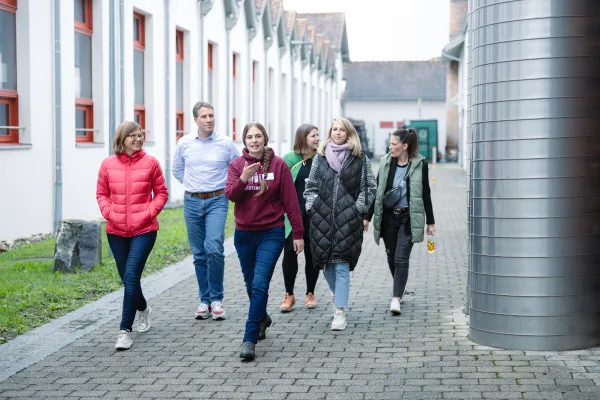 Alumni Gruppe beim gemeinsamen Spaziergang über den Campus der Universität Liechtenstein.