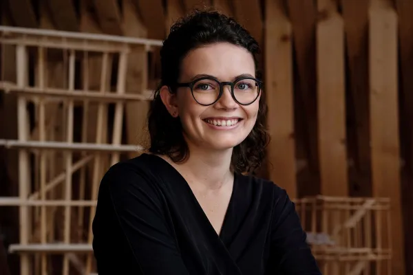 Architektur-Portrait-einer-Bachelorstudentin-der-Liechtenstein-School-of-Architecture-im-Modellbauumfeld