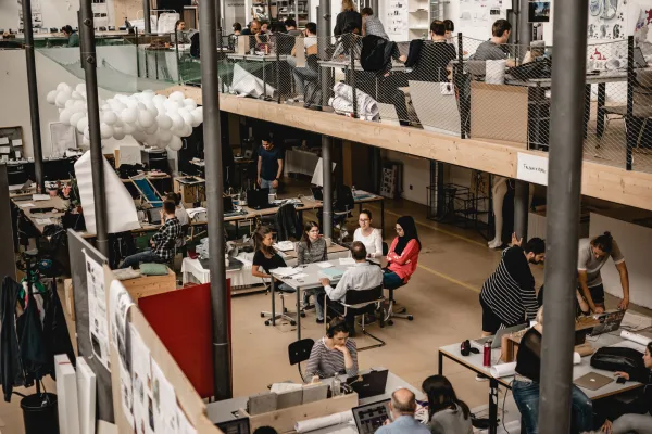 universitaet-liechtenstein_studium_Architektur-Atelier-der-Liechtenstein-School-of-Architecture-mit-Studierenden-im-kreativen-Arbeitsprozess