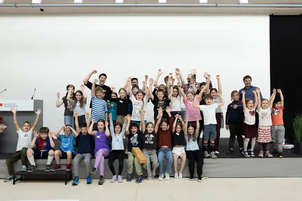 Lachende Kinder an der Kinder-Uni an der Universität Liechtenstein