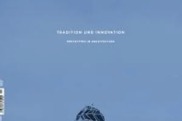 Blaues Cover eines Architekturmagazins "Architektur Aktuell" zum Thema "Tradition und Innovation"