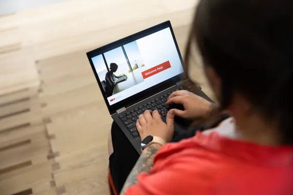 Die Person nimmt mit dem Laptop an der Welcome der Universität Liechtenstein teil.