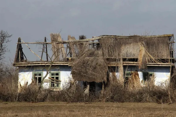 Zerfallenes Haus mit Strohdach