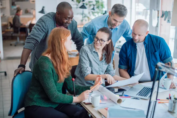 Gruppe von Forschern arbeitet zusammen