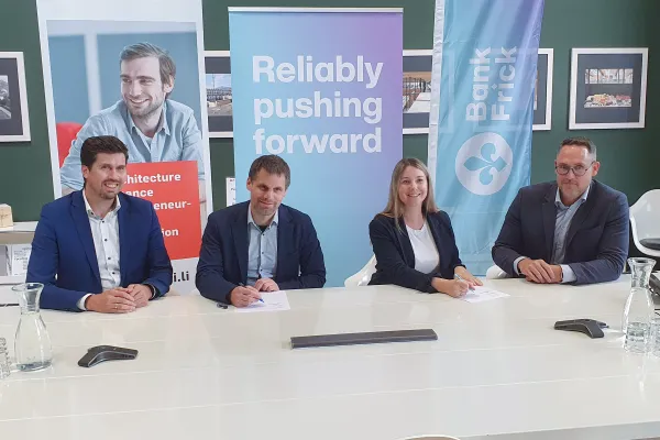 Vertreterinnen und Vertreter der Universität Liechtenstein und Bank Frick bei der Vertragsunterzeichnung im Rahmen des Innovative Finance Lab.