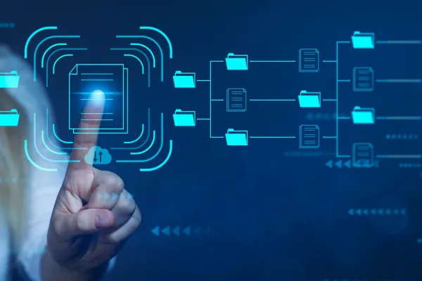 Finger tippt auf digitale Ordnerstruktur mit Cloud-Symbolen.