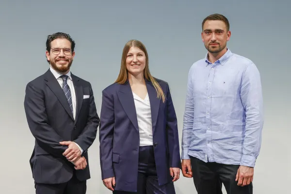 Auf dem Bild zu sehen sind die Absolventen des Masters of Science in Architektur.