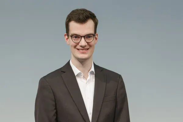 Auf dem Bild zu sehen ist der Absolvent des Masters of Science in Entrepreneurship and Management