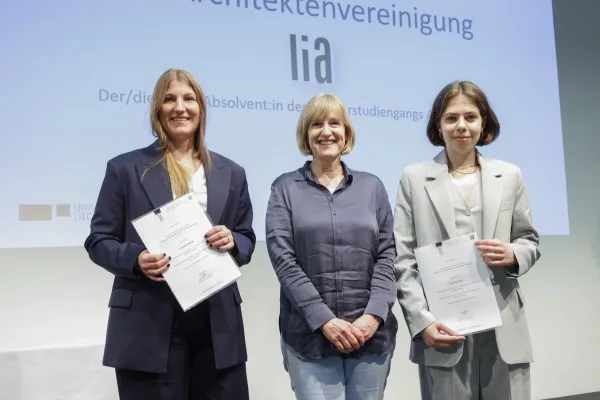 Dipl. Ing. Barbara Dillenkofer-Keppler ist zu sehen zusammen mit Sophia Döffinger und Elena Gruber welche ihr Diplom in der Hand halten.