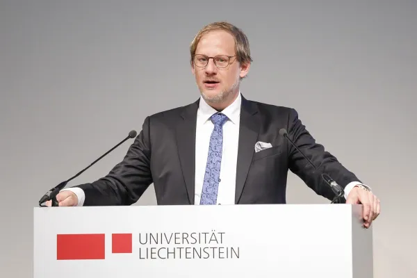 Assoz. Prof. Dr. Sebastian Stöckl bei einer Rede.
