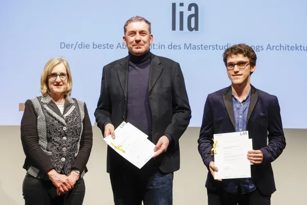 Dipl. Ing. Barbara Dillenkofer-Keppler mit Edwin Juerg Baertschi und Luis Friedemann welche ihr Diplom halten.