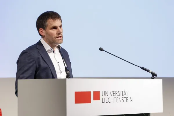 Rektor Dr. Christian Frommelt welcher gerade eine Rede hält.