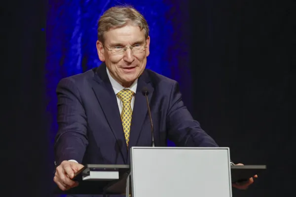 Prof. Dr. Martin Wenz hält eine Rede.