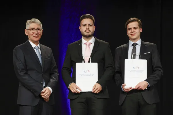 Auf dem Bild sind Dr. Hans Werner Gassner, Benjamin Kuchelmair und Dominik Sidler.