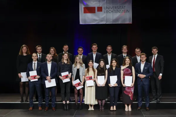 Auf dem Bild sind die Absolvent:innen des Master of Science Information Systems.