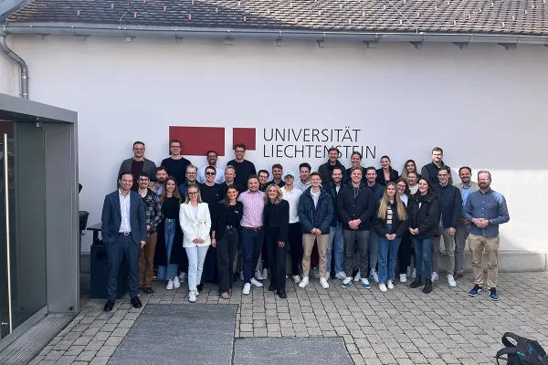 Gruppe von Studierenden und Jury-Mitgliedern des Startup Labs vor dem Gebäude der Universität Liechtenstein, aufgenommen bei den Mid-Term-Präsentationen des Masterstudiengangs Entrepreneurship und Management.