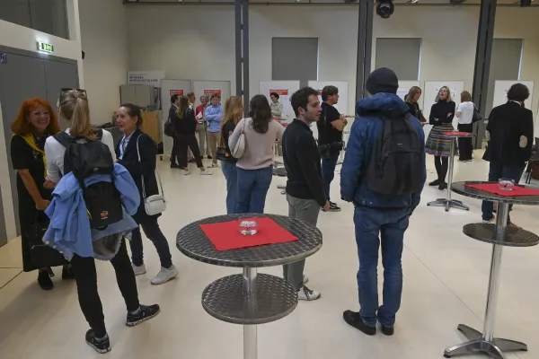 Besucher der Posterausstellung im Gespräch mit Forschenden