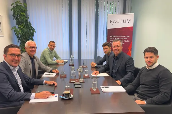 Das Projektteam beim gemeinsamen Auftakt: Dr. Djordje Zivkovic und Prof. Dr. Leo Brecht von der Universität Liechtenstein, gemeinsam mit Pascal Tschütscher, Carmelo Leonardi, Ralf Ackermann und Julian Bühler von der Factum AG (v. l. n. r.).