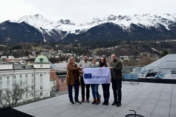 Heike Henning, Markus Rohregger, Susanne Häfner, Janine Hacker, Alexander Carôt mit Erasmus-Fahne