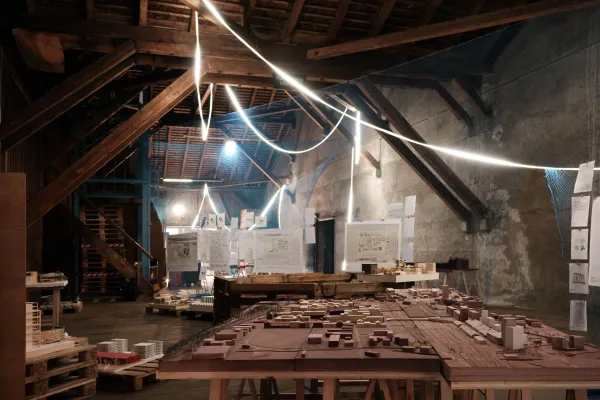 Ein Dachgeschoss mit Architekturmodellen 