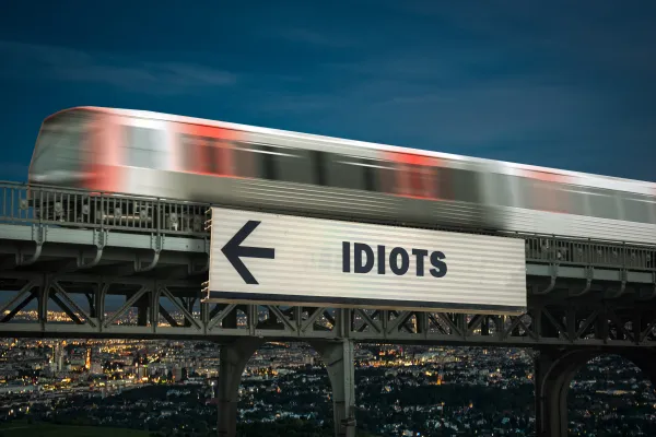 Ein Schild mit Pfeil vor einer vorbeifahrenden Bahn