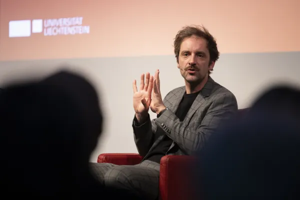 News_Campus-Gespraeche_Nils-Kumkar_Universitaet-Liechtenstein