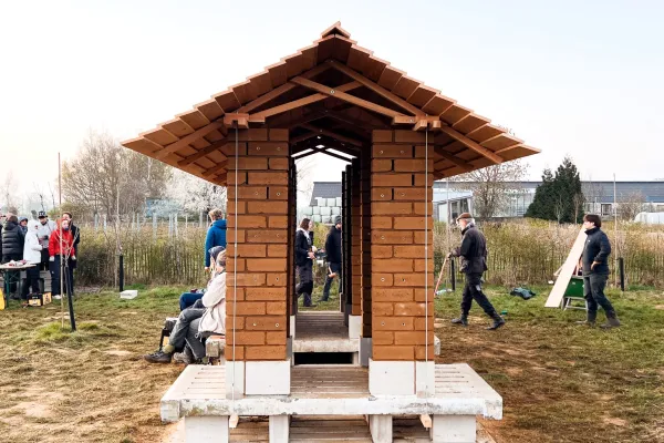Kleines Gebäude aus Lehmziegeln und Holz im Bau