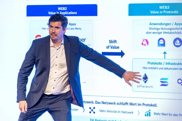 Referent erklärt Finanzthemen anhand einer Präsentation beim Finance Forum 2026