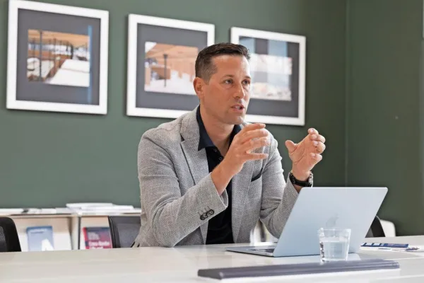 News_Benjamin-van-Giffen_Interview_Universitaet-Liechtenstein